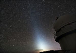 Zodiakální světlo na La Silla, Chile, Nikon D700